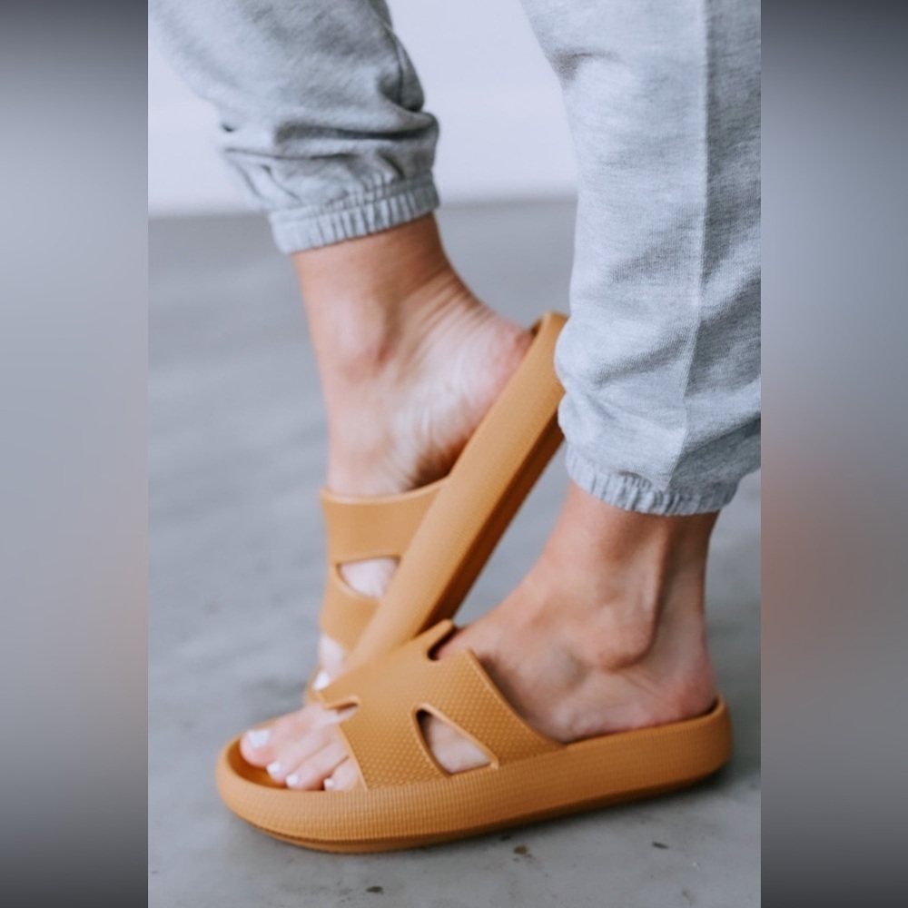 Wild Diva Lounge Maura Strap Sandals Size 6 Tan Open Toe Slip On Style NEW